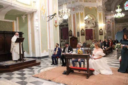 Sort a fora dall'altare!